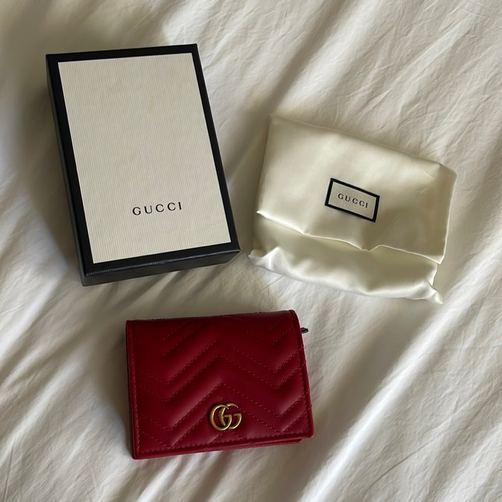 Gucci Marmont GG Matelasse Leather Card Case Wallet Chevron Hibiscus Red